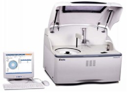 Автоматична біохімічна система Chemray 240 з відкритим лотком для зразків і реагентів, підключеної до персонального компютера з відображеним інтерфейсом керування